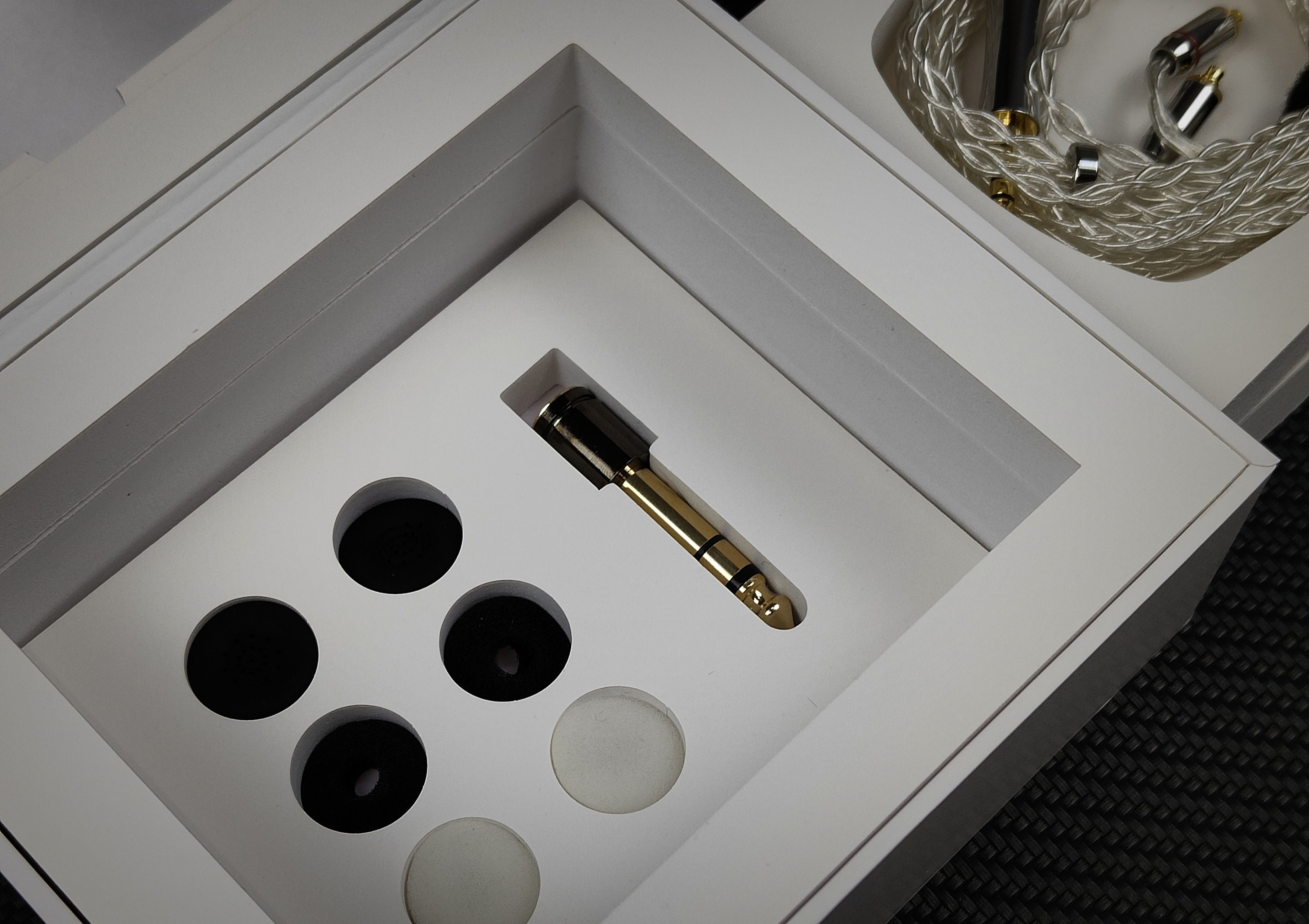 现代的外观，浓郁的情怀？SmabatST20平头耳机听感分享