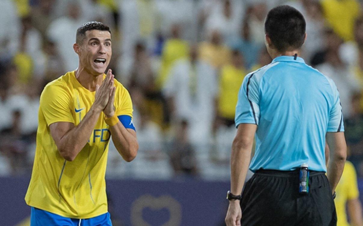 c罗怒喷中国主裁傅明,外国评价c罗和傅明