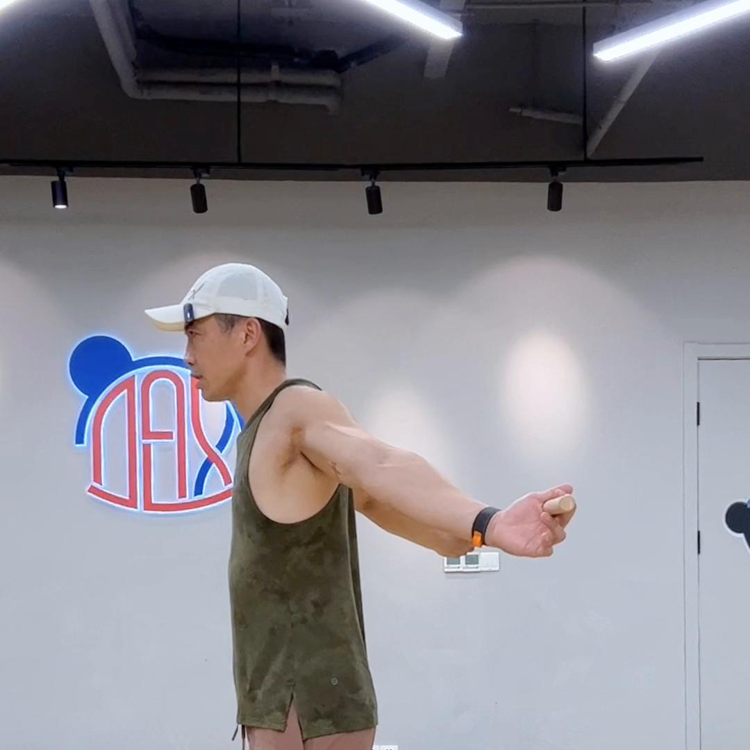 肩部拉伸每天10分钟放松肩部,做完一套动作就要拉伸一次吗