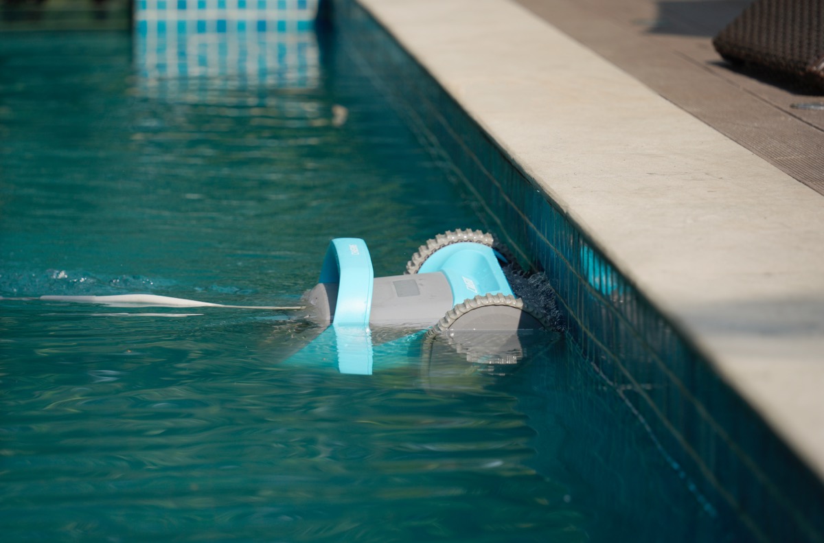 泳池净化设备清洗,泳池清洁机器人前景