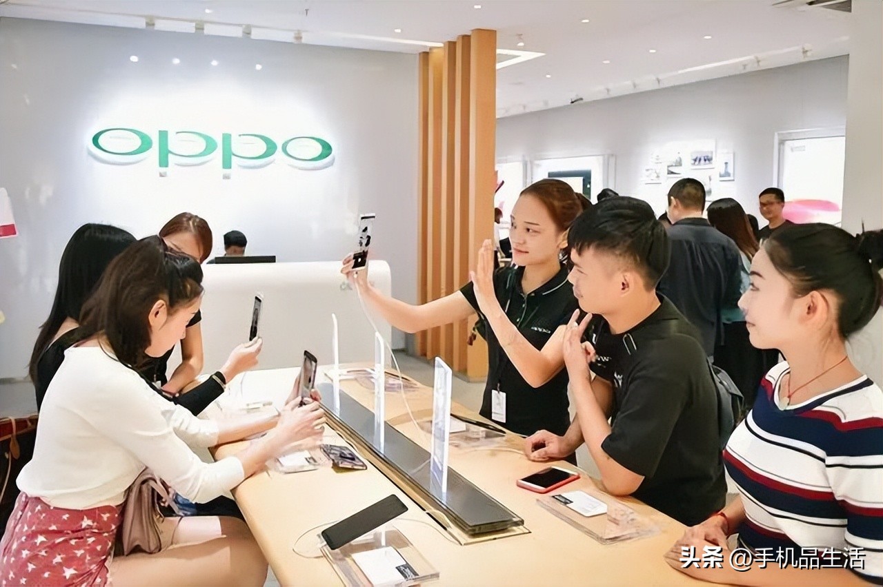 线下店和网上买手机哪个更便宜,手机线下实体店