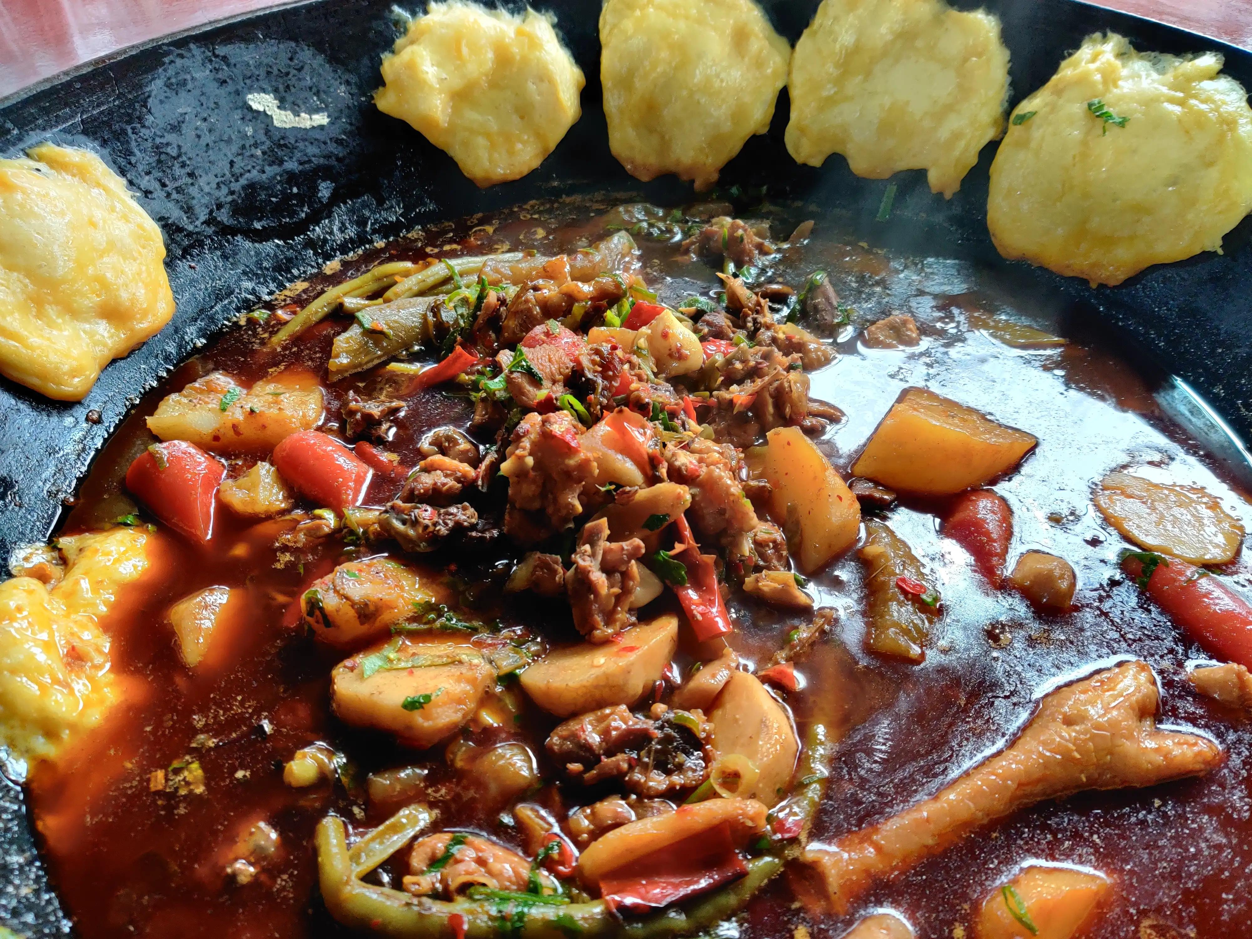 美味柴火鸡铁锅炖,美味柴火鸡汤