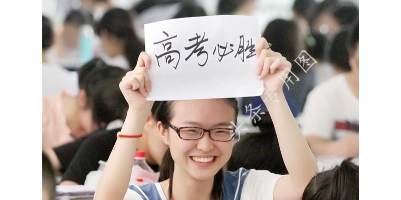 年年过生日女儿都迟到,今年我去接她,到门口后我愣了,默默离开