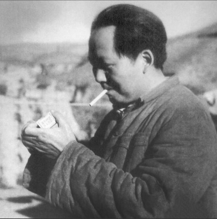 毛主席与香烟:烟瘾很大,晚年独爱贺龙推荐的“132”雪茄烟