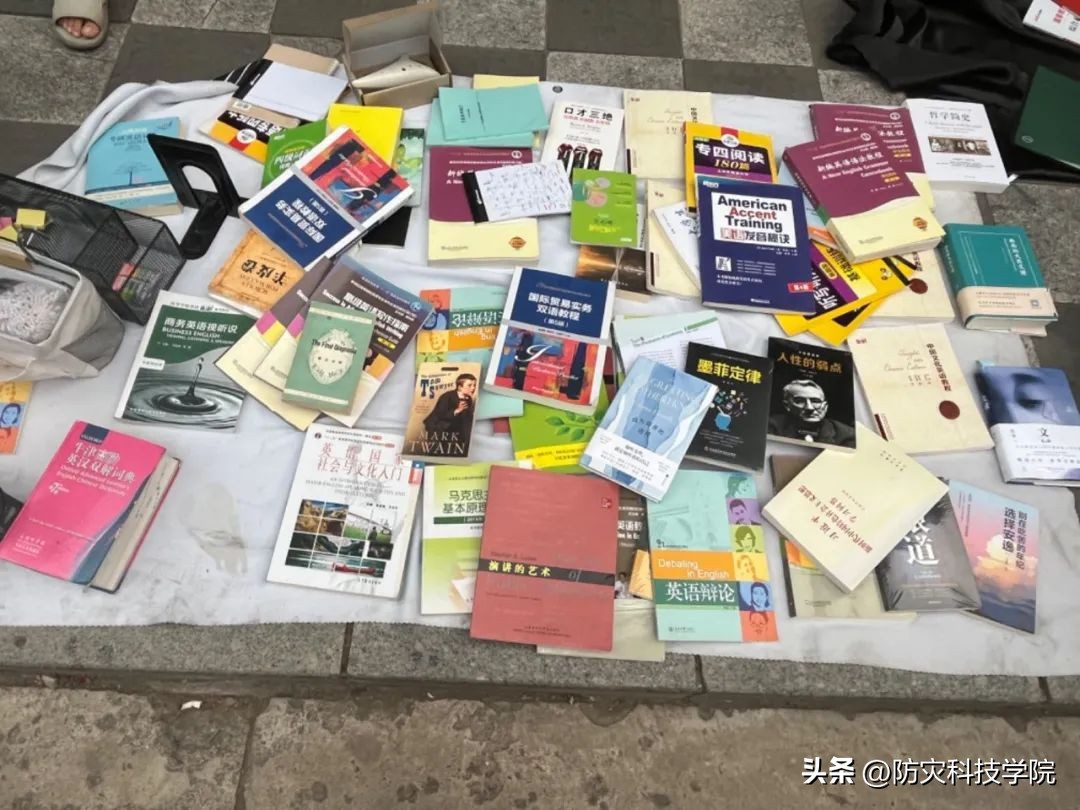 毕业季高校跳蚤市场火爆,大学毕业季活动跳蚤市场