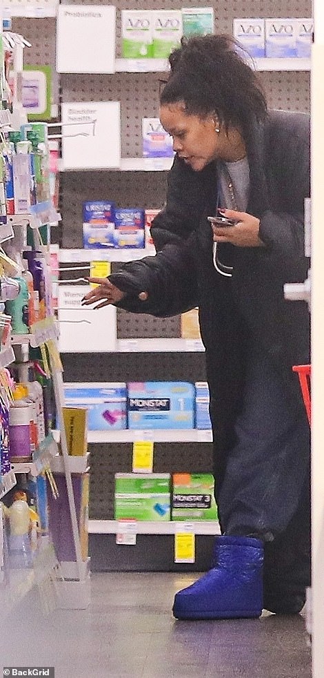 蕾哈娜挺孕肚现身奥斯卡红毯 (蕾哈娜孕肚新照)