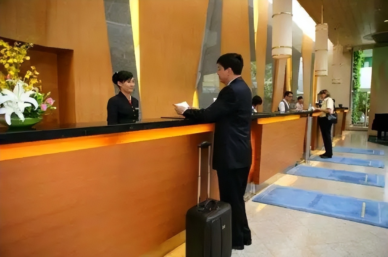 酒店前台工资低又上夜班,酒店前台上夜班底薪3200