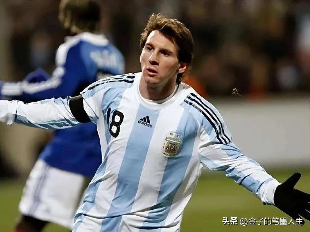 他身材矮小，却成为足坛巨星。他今年35岁，却还在续写传奇