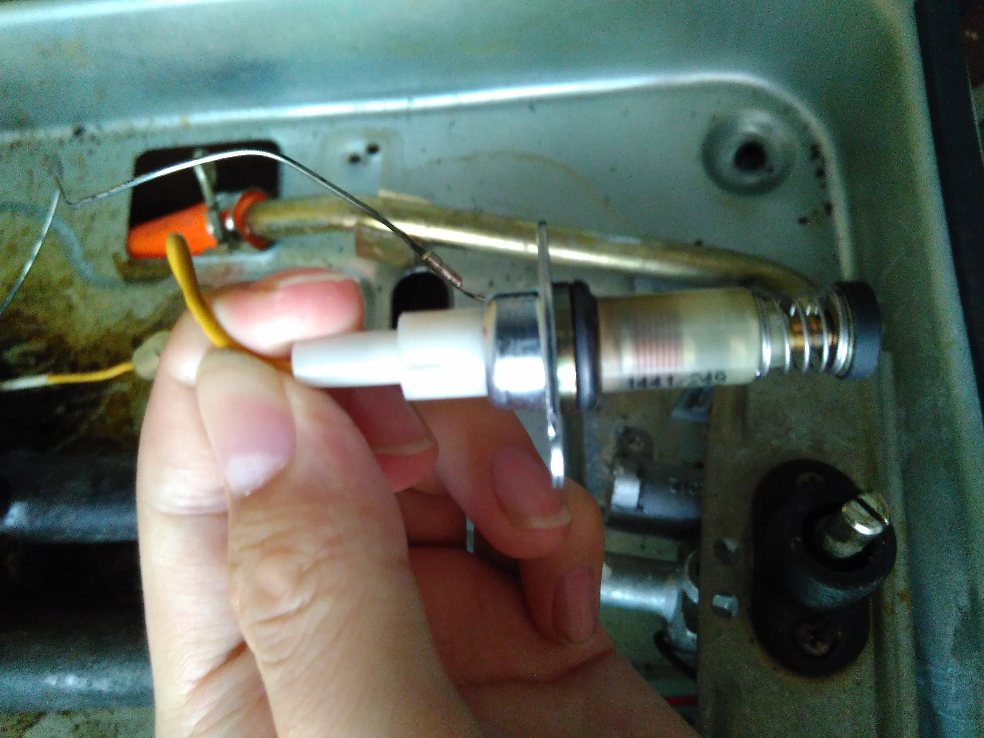 燃气灶打着后十几秒自动熄火,有熄火保护的燃气灶打着又灭