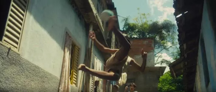 从光脚踢布条缠成的足球到成为球王，我用这部7.7分的电影缅怀他