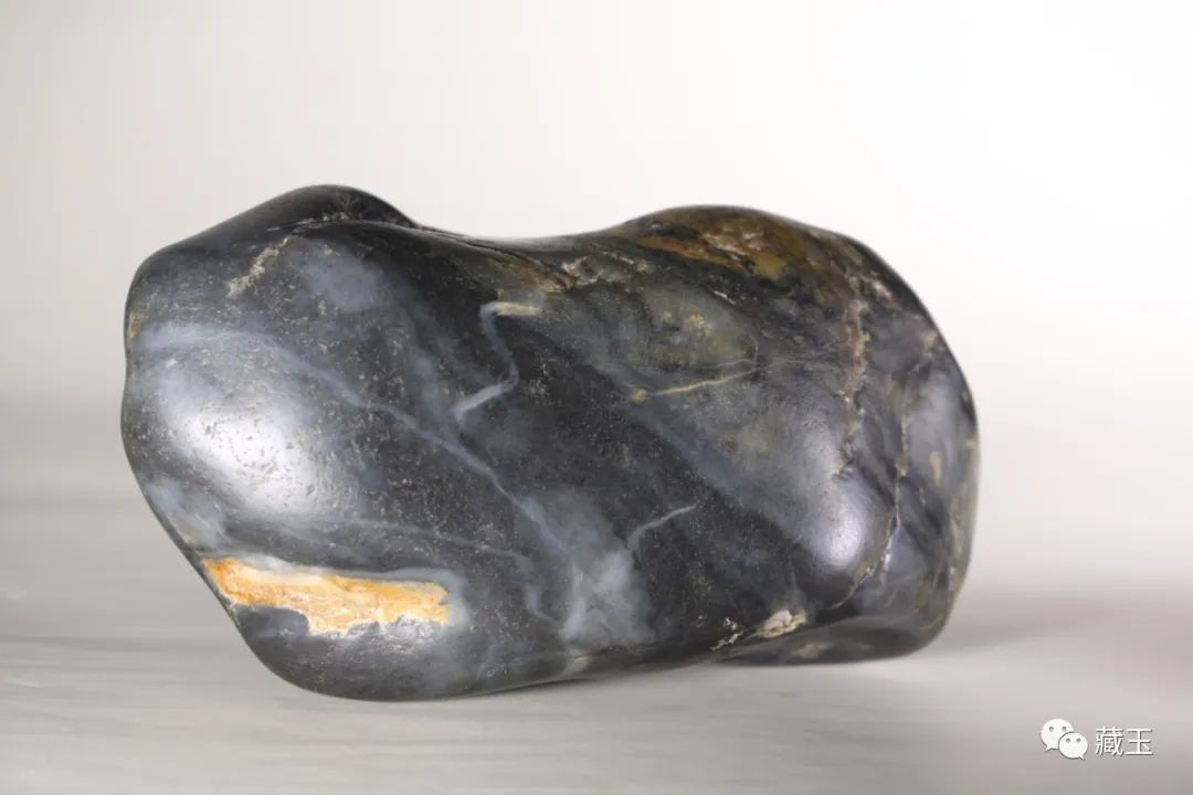 最贵的玉摊位,几百块钱的青花籽料