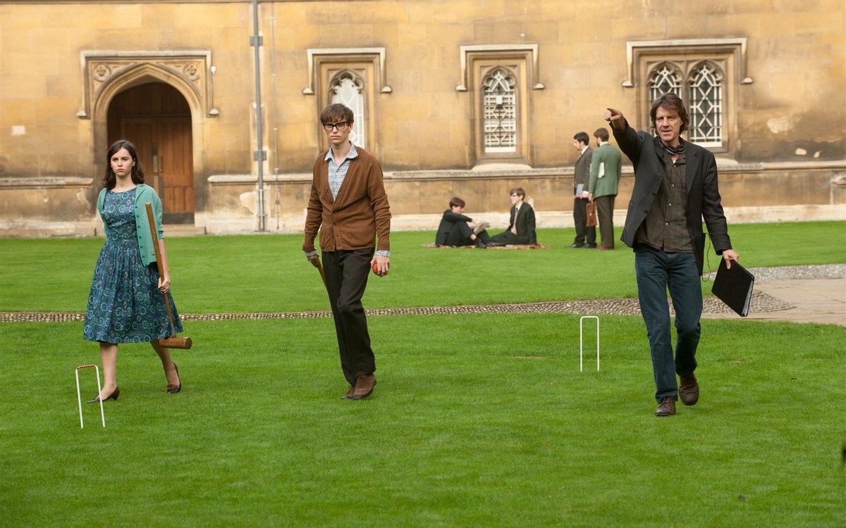 电影《万物理论》，运用空间构图手法，讲述霍金的爱情故事