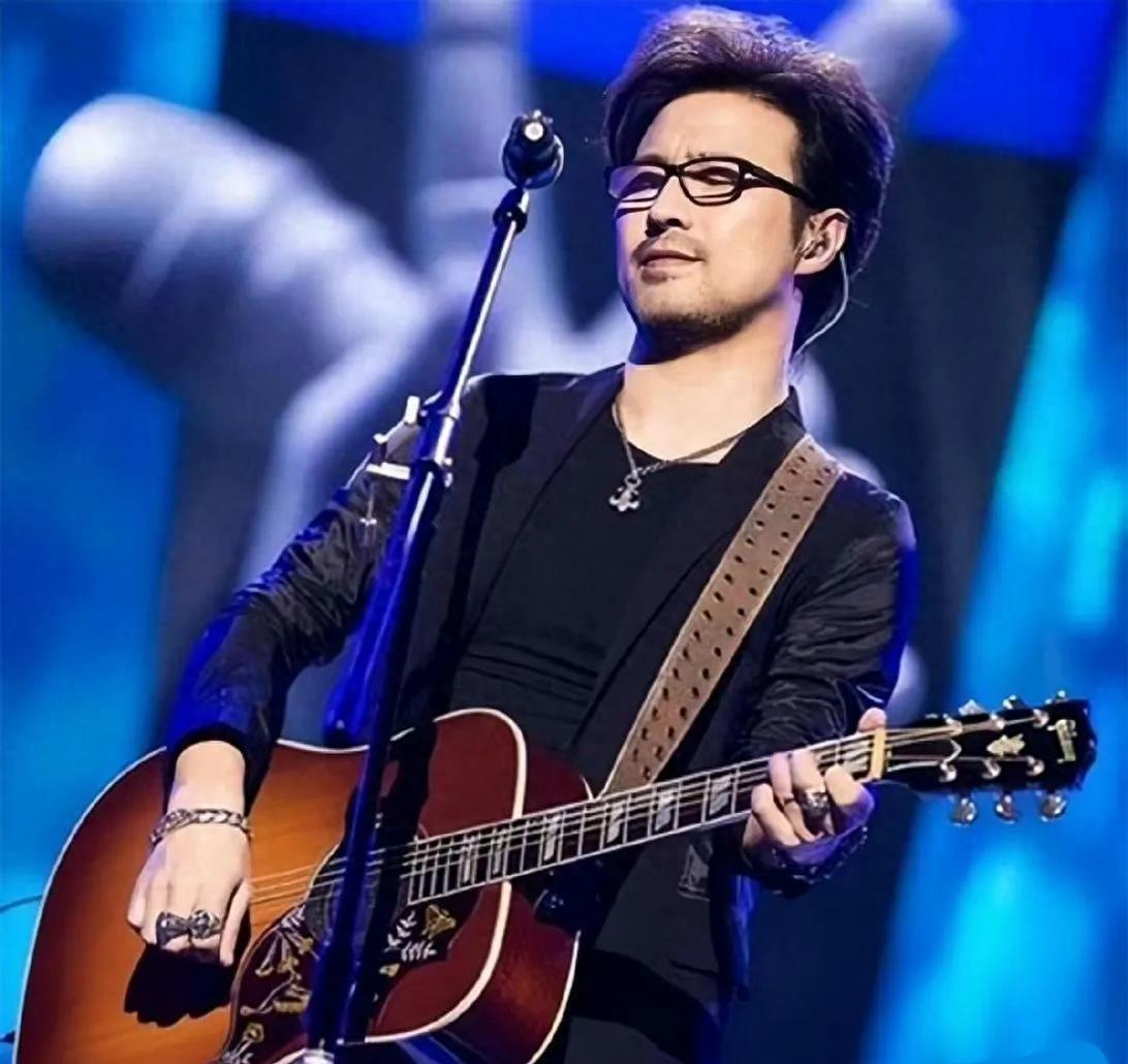 夫妻重逢的画面,夫妻重逢感人瞬间