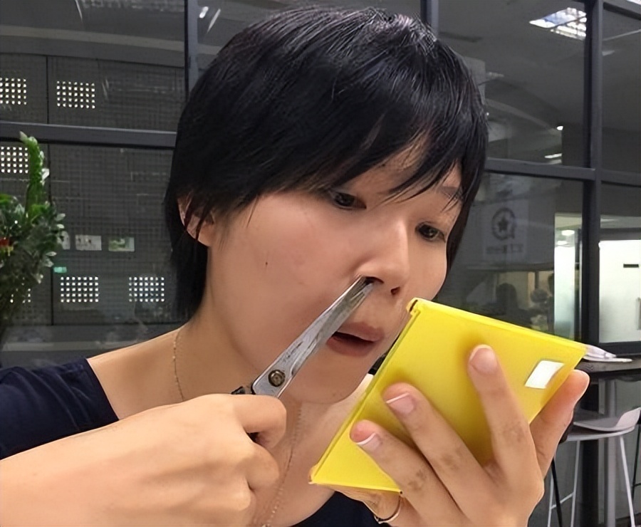 男生有的鼻毛长到外面有什么说法,鼻毛往外窜的男生是怎么回事