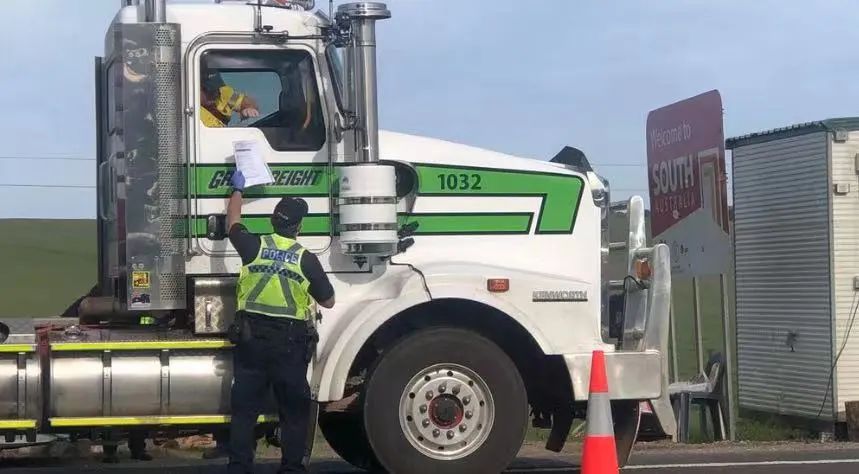 85后敖哥在澳洲：卖海鲜开餐厅，负债20万，远赴海外开卡车