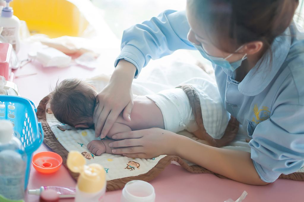 宝宝二月闹妈妈怎么休息,如何应对二月宝宝哭闹