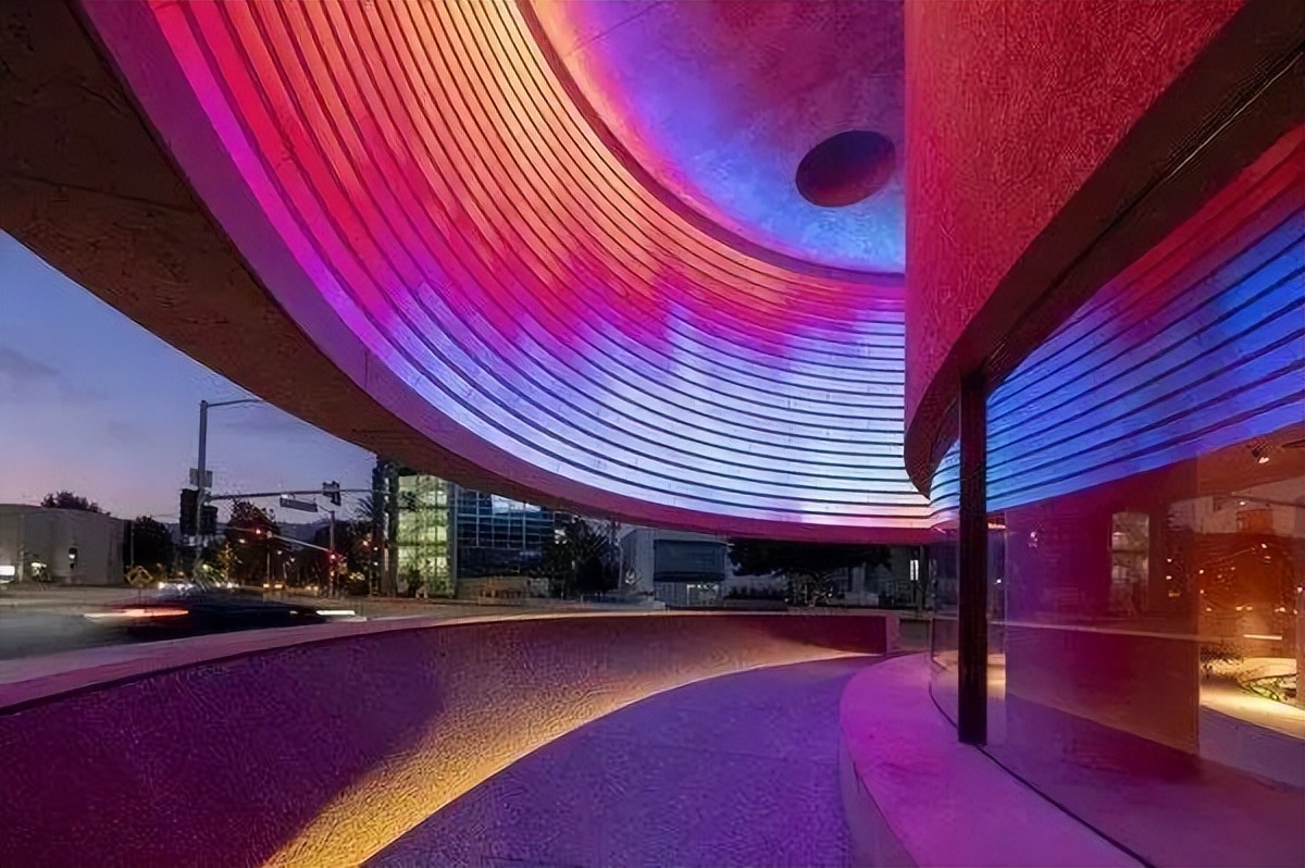 2023户外广告预算怎么投？投沉浸式地标大屏融合商业与艺术！