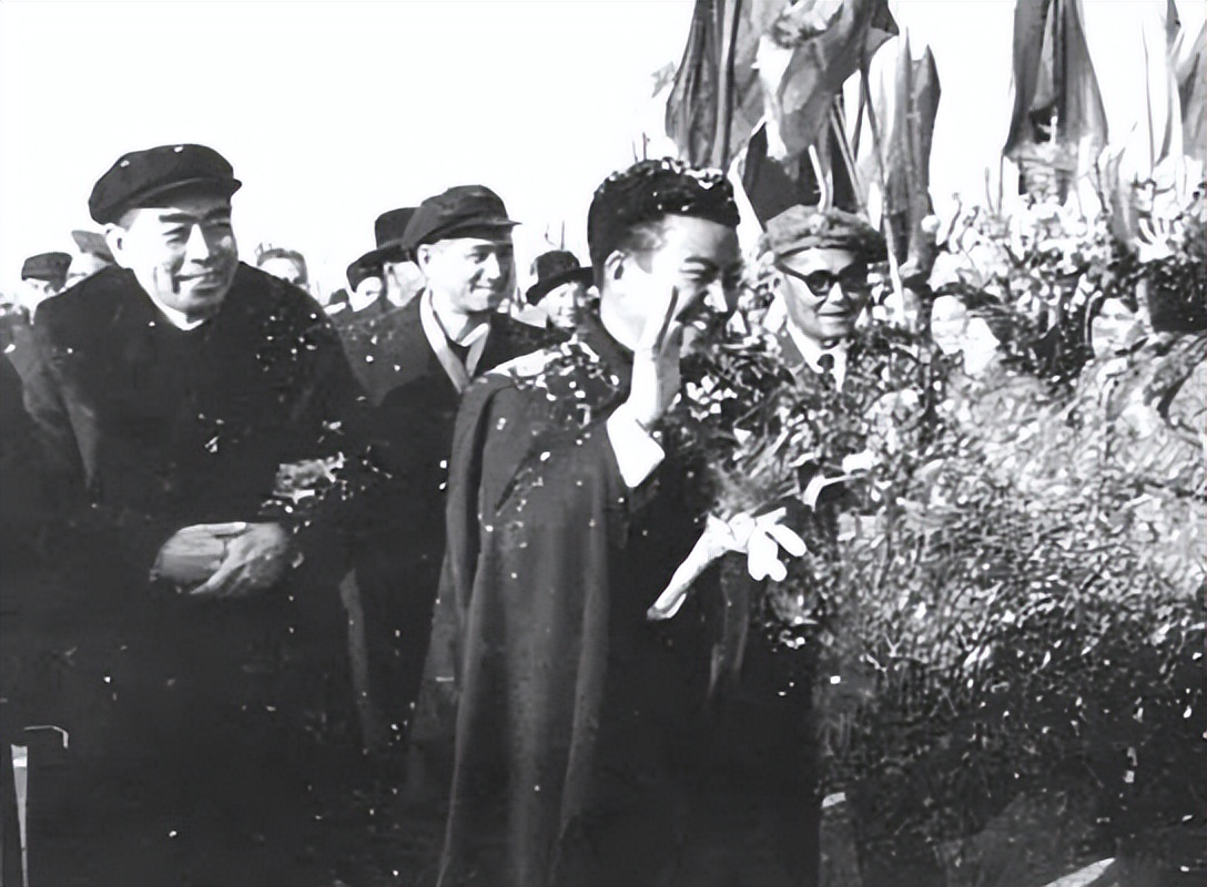 周总理给外宾送行，天降大雨，周总理站在雨里，纹丝不动