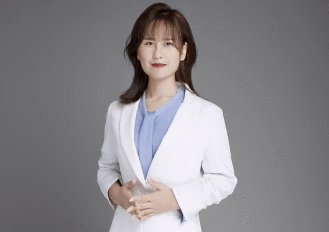 女孩因高烧毁容，后获郭明义帮助整形成功，高颜值引网红公司争抢