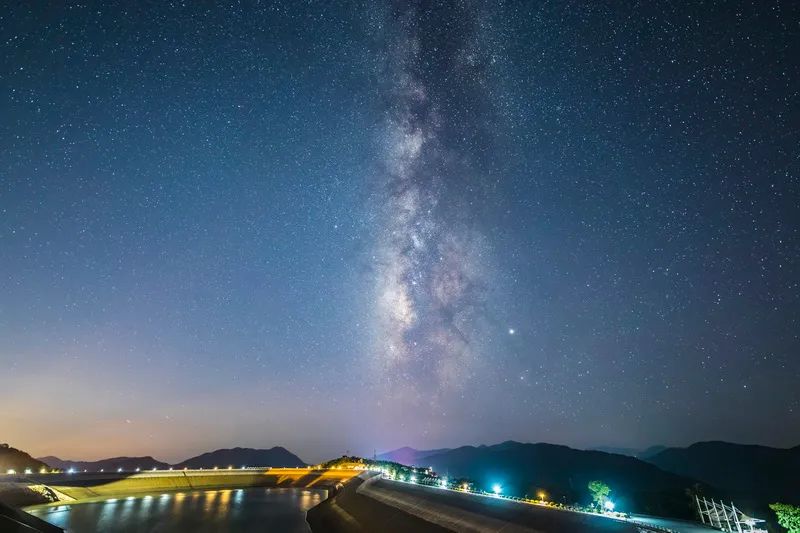 拍星星拍出来一连串亮点,拍点天空照