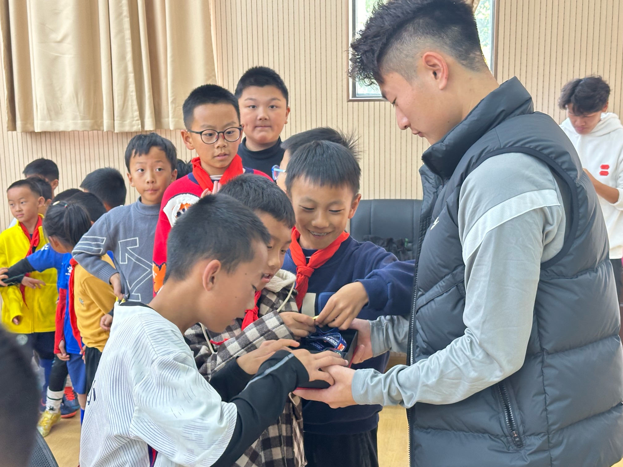 中超球员走进校园,中超云南籍球员