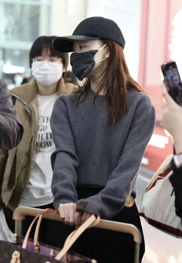 穿着露脐装却又不露肚脐的周冬雨,周冬雨酷帅现身伦敦时装周