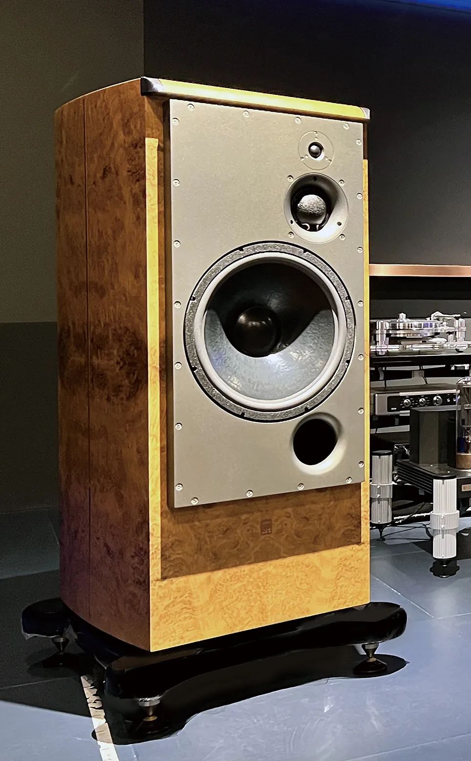 力高音响30周年庆——以主动电子分频双功放方案再创新猷