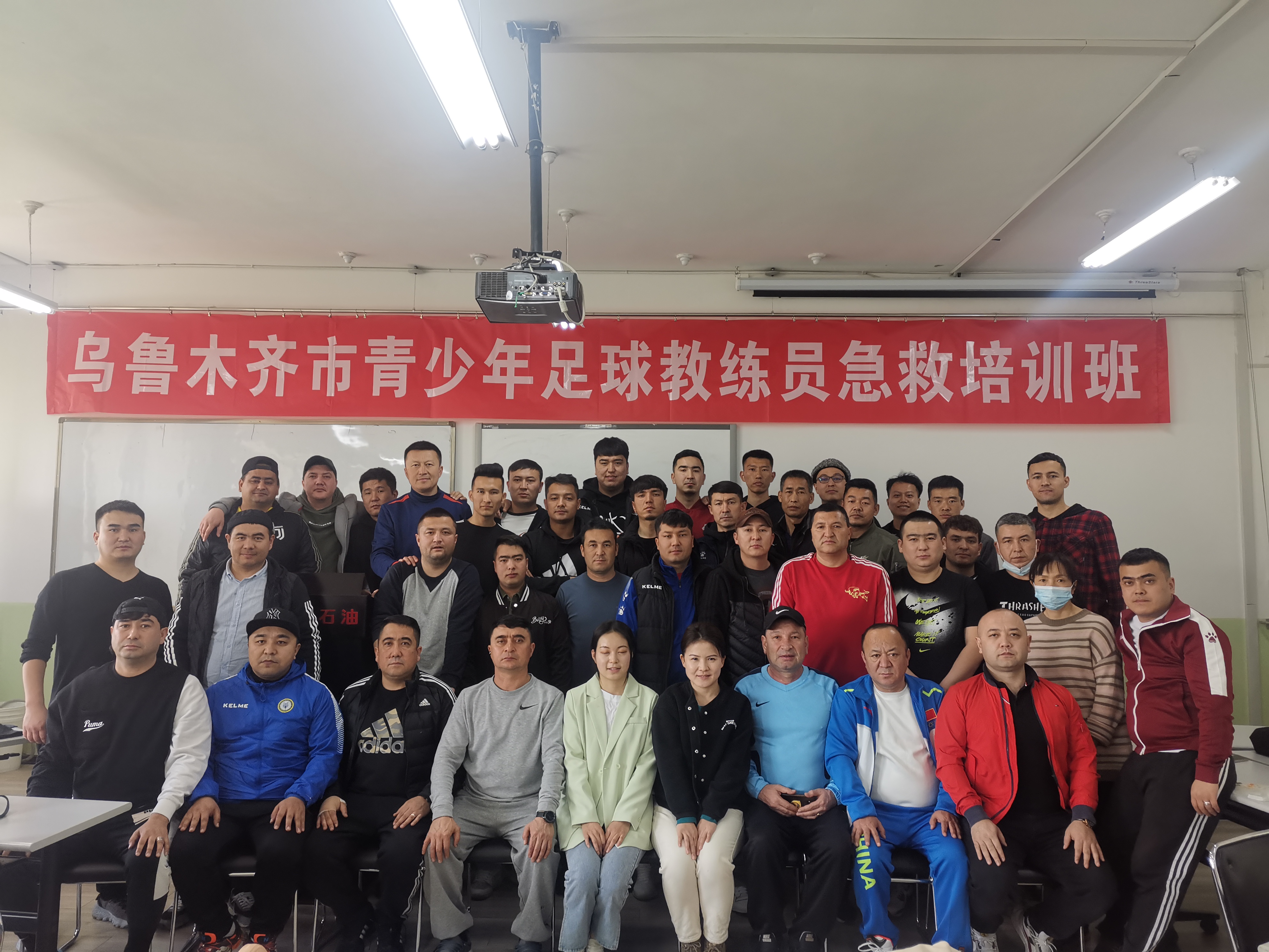 乌市足球儿童培训班,乌市青少年足球培训班