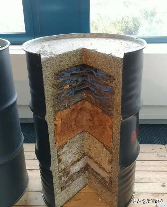 高清老照片：旗人格格大腿岔开豪放洗衣，地主三妻四妾不输女明星