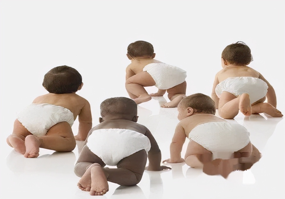 爸爸给娃买的纸尿裤,爸爸给女儿测试防晒霜