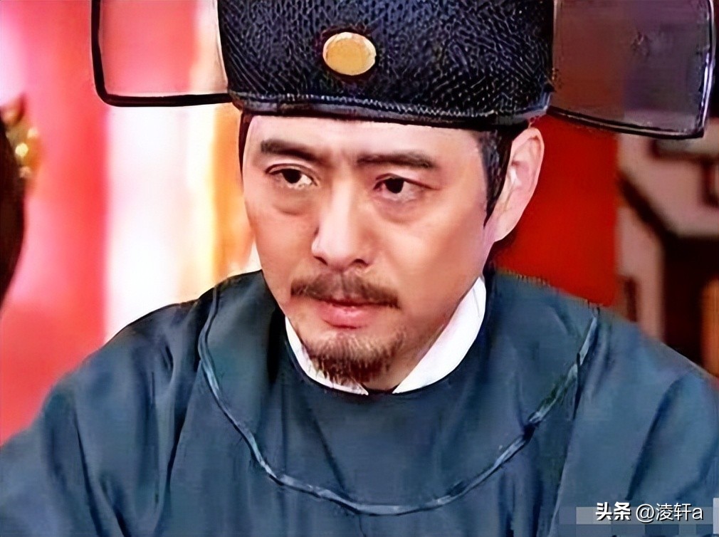 装傻30余年,被宦官当成痴呆扶上皇位,一道圣旨让他们后悔不已