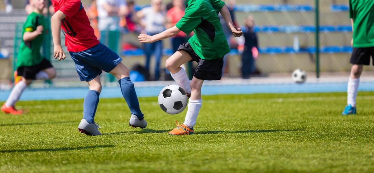 小孩子踢足球被男孩子欺负,小孩踢足球有哪些规则