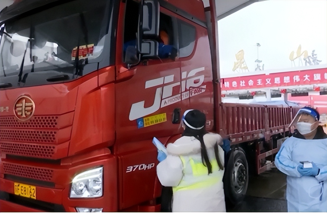 从年入38万的精英到拼命的加班人,中港司机怎么变化这么大?