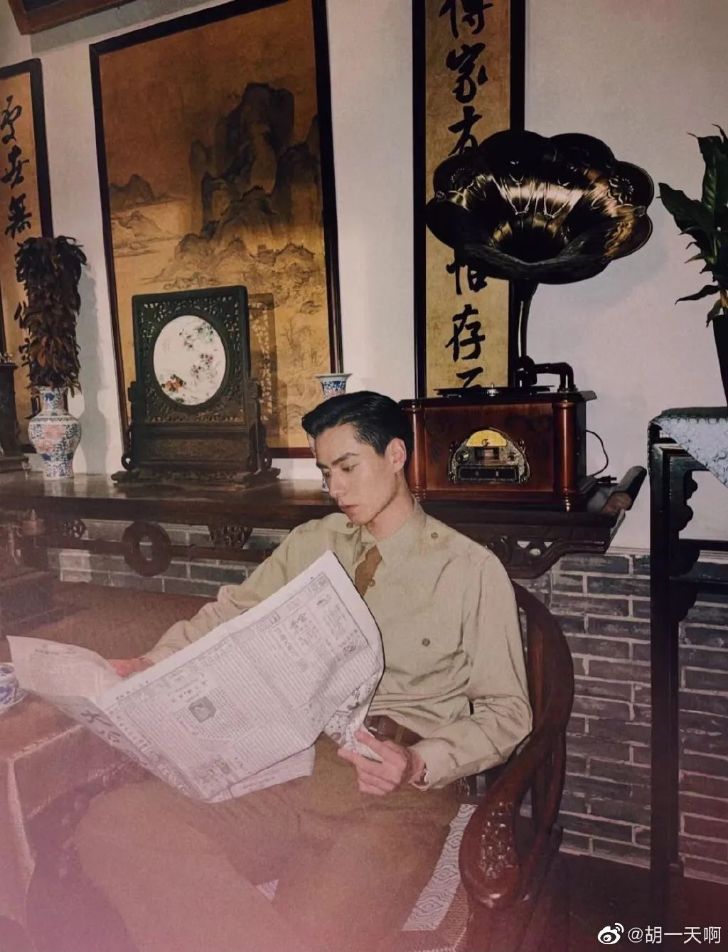 敢问这位男演员是沉浸在民国剧中无法自拔了吗？