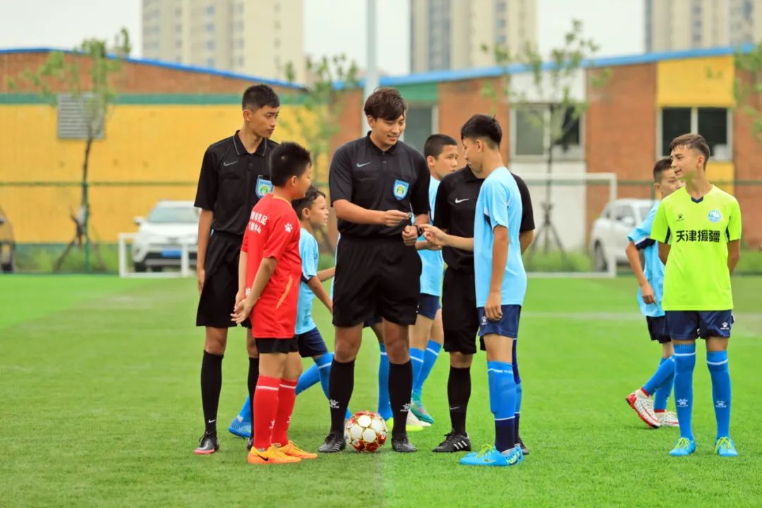 “十城带百县”助力乡村振兴｜“石榴籽一家亲”*疆新**和田足球小巴郎天津夏令营足球友谊赛在津举行