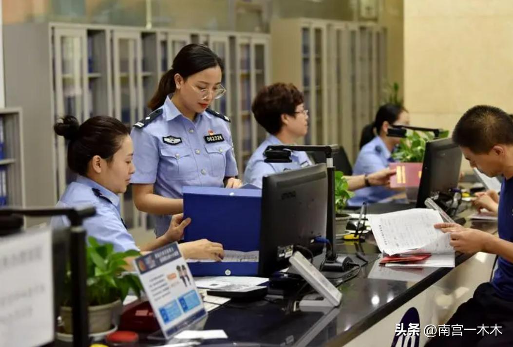 同样是交警为什么车牌不一样,警车上的公安和警察有什么区别