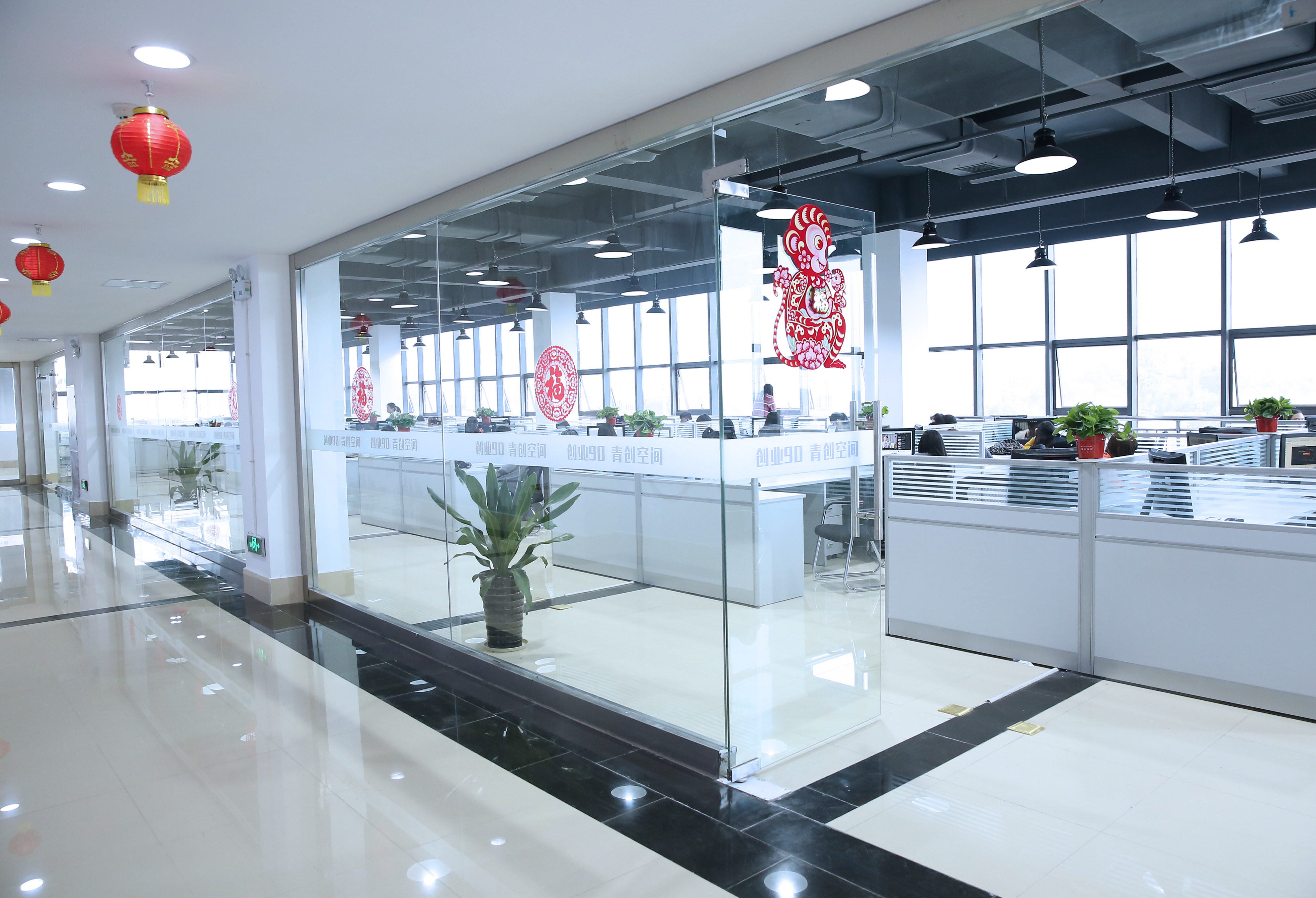 27岁无业游民,全款买4套豪宅,日入510万,民警破门逮捕大受震撼