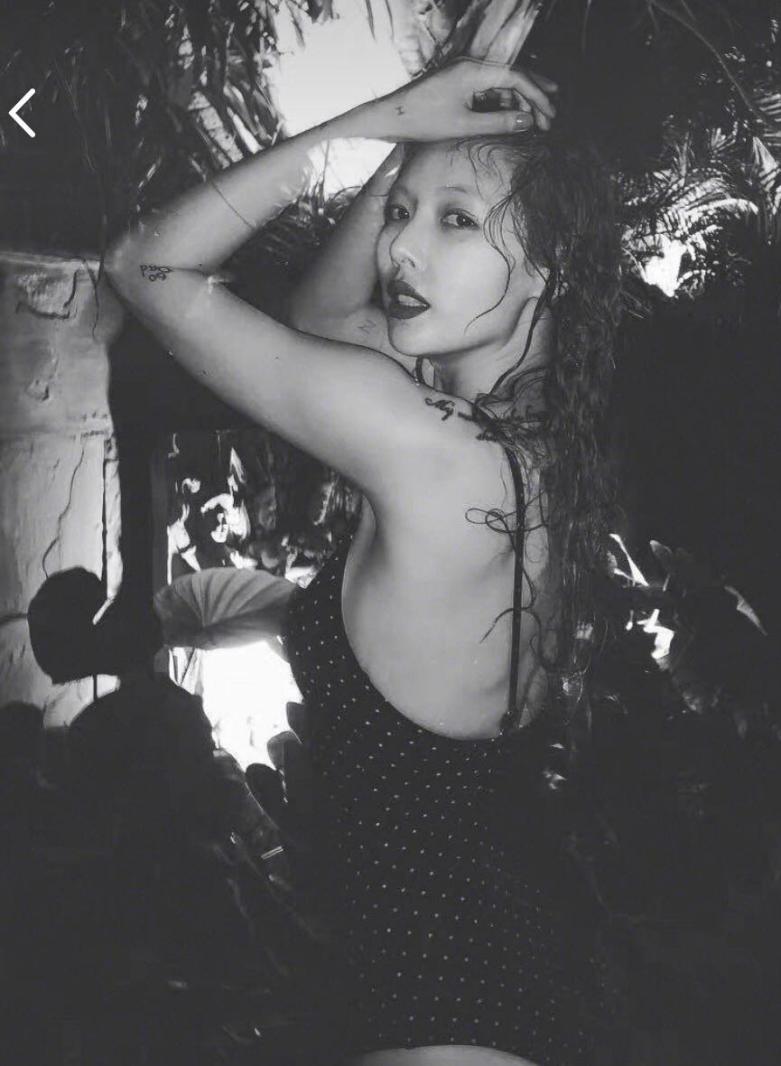 女明星晒泳装照引质疑,明星泳装照引热议