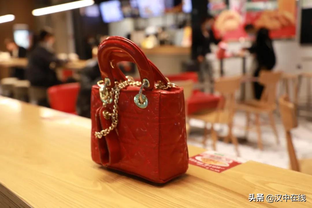 火车站内这些地方请不要“人走物留”哦