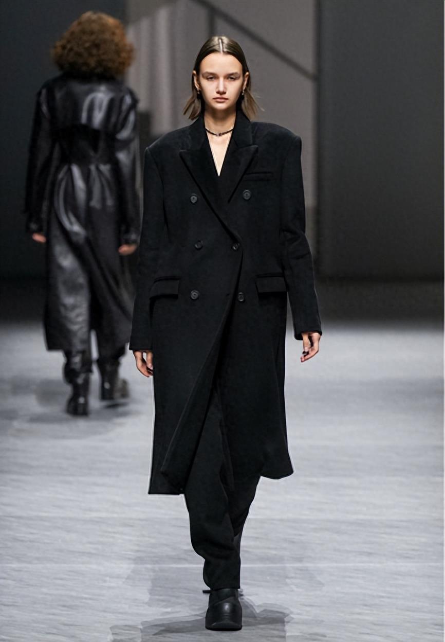 太平鸟镂空最新款,绒爱服饰