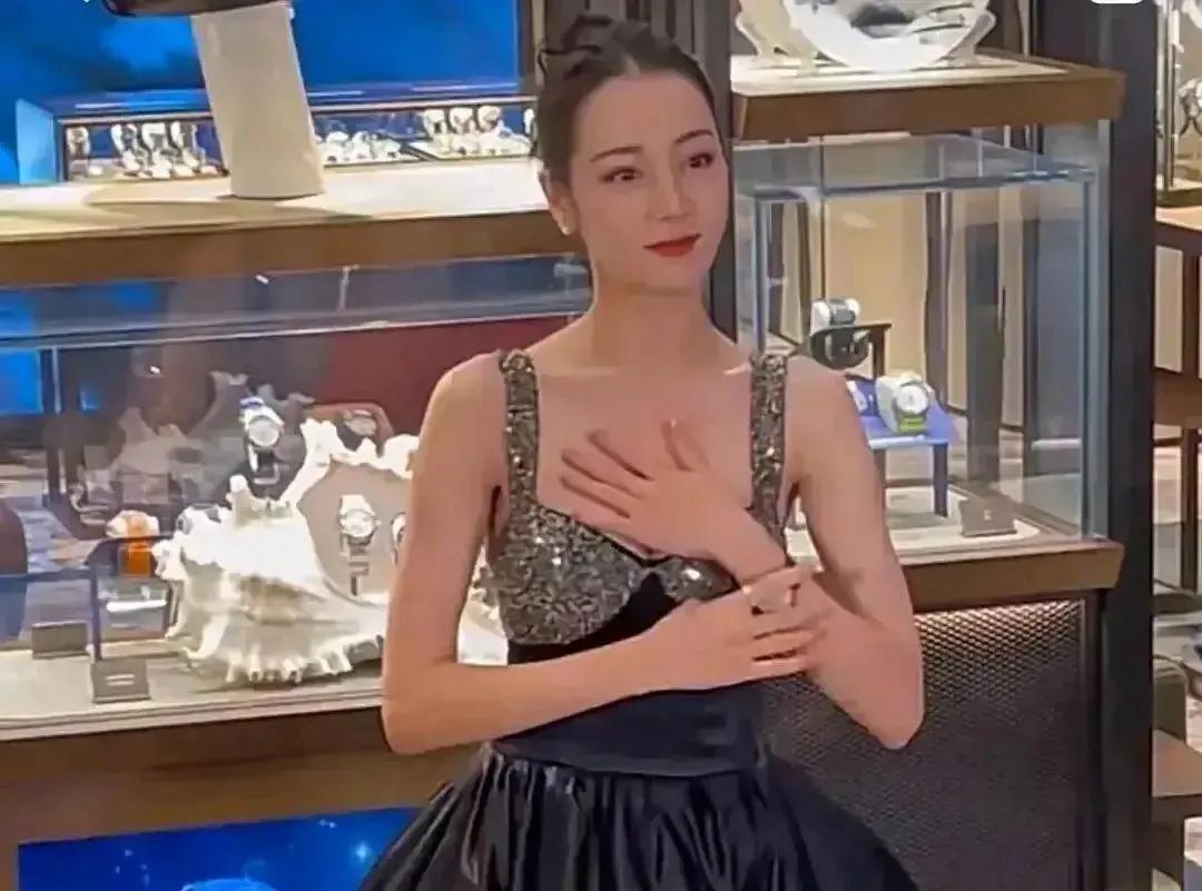 热巴露肩露腰,热巴为什么不露细腰