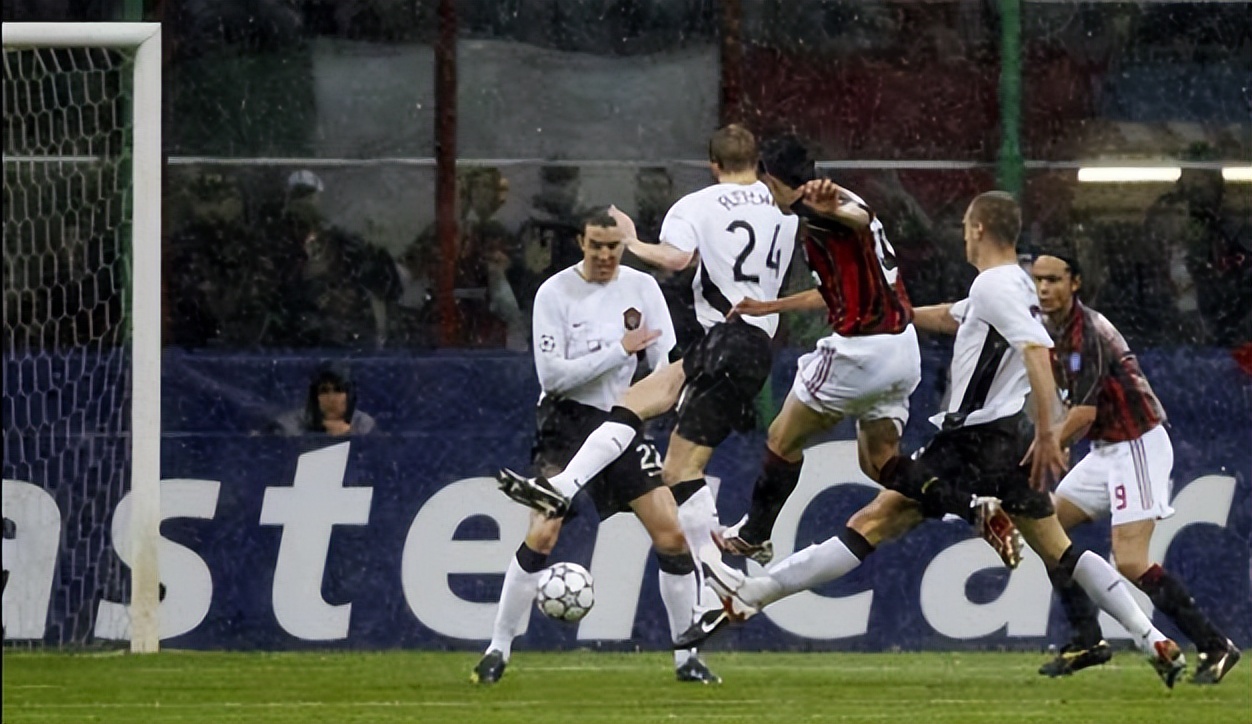 大雨中的足球比赛名场面,大雨足球比赛解说