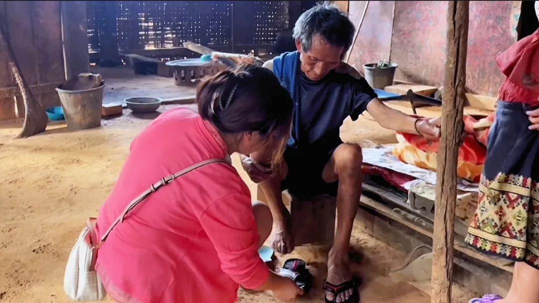 老挝古稀老汉娶妻,老挝57岁大叔娶19岁媳妇