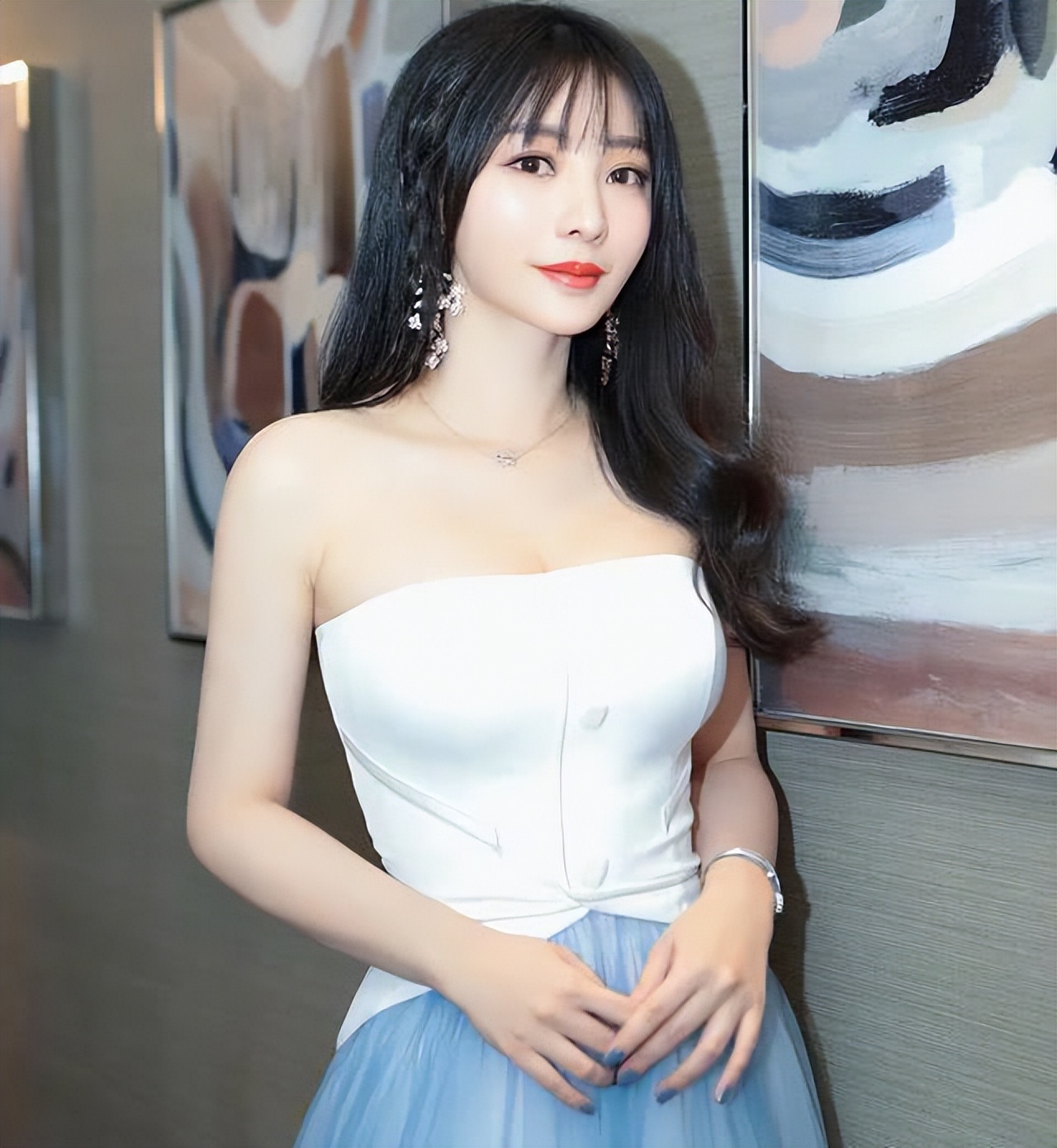 假借拍戏之名公然“揩油”,摸胸、抓臀、脱外衣,该管管了