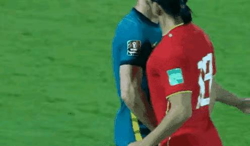 足球逼抢如何有压迫感,逼抢足球