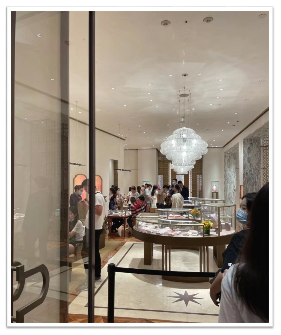 车水马龙的上海终将回归，奢侈品消费排长队还会再现吗？