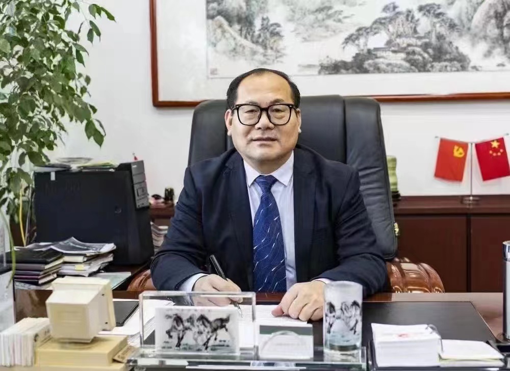 身先士卒作表率履职尽责当先锋,以身作则当先锋履职尽责