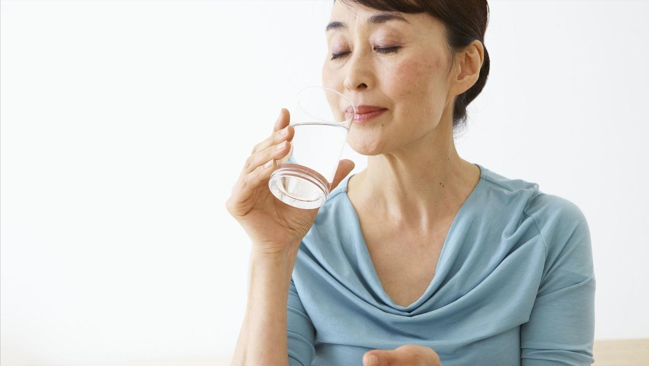 女人的子宫往下掉怎么治疗,女人老了子宫脱落的症状