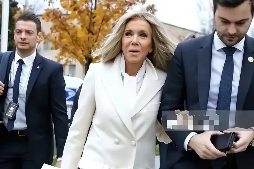 布丽吉特身穿红色大衣,布丽吉特时隔46天后首次亮相