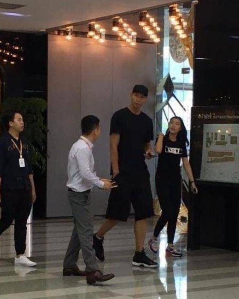 易建联老婆荆灵个人简历,易建联和妻子荆灵